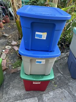 Plastic storage tote with lid