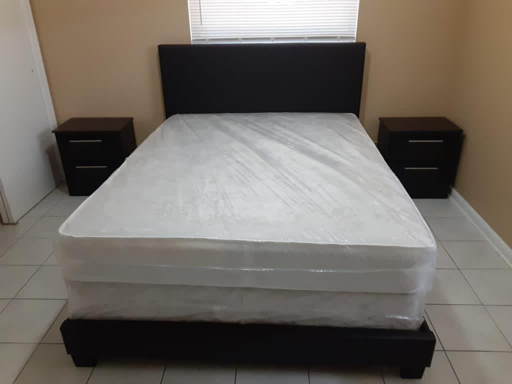 Set Completo De Cama Colchon Incluido Y Dos Mesitas De Noche