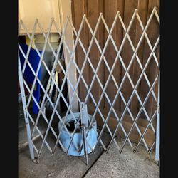 Reja Con Rodos A Un Lado Metal Muy Pesada Ajustable