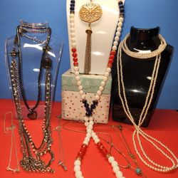 #1662, LOT OF  VINTAGE NECKLACES, DIFFERENT STYLES 
