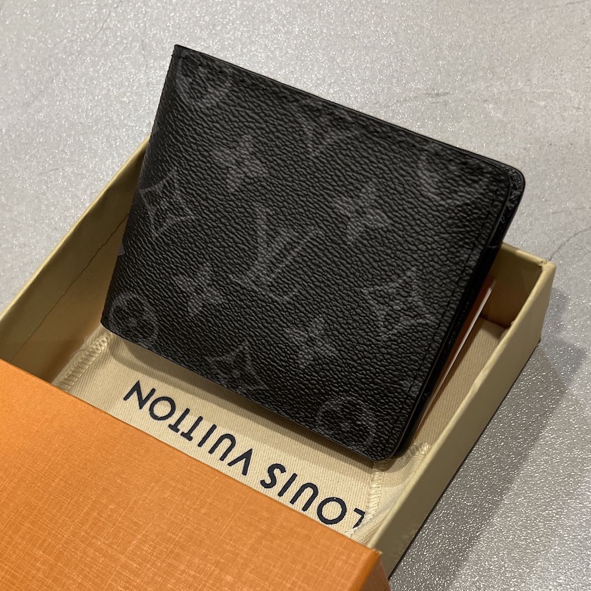 Men's Louis Vuitton Wallet for Sale in Queens, NY - OfferUp