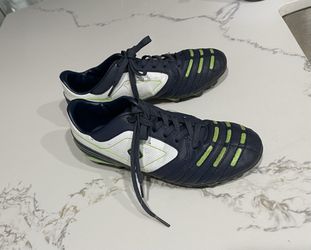 Kids Soccer Shoe Size 4 