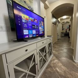 43” Inch Insignia Tv With Remote Control In Excellent Condition 