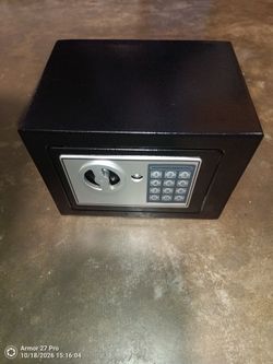Small safe w/key