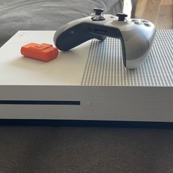 Xbox 1s  With Headphones 
