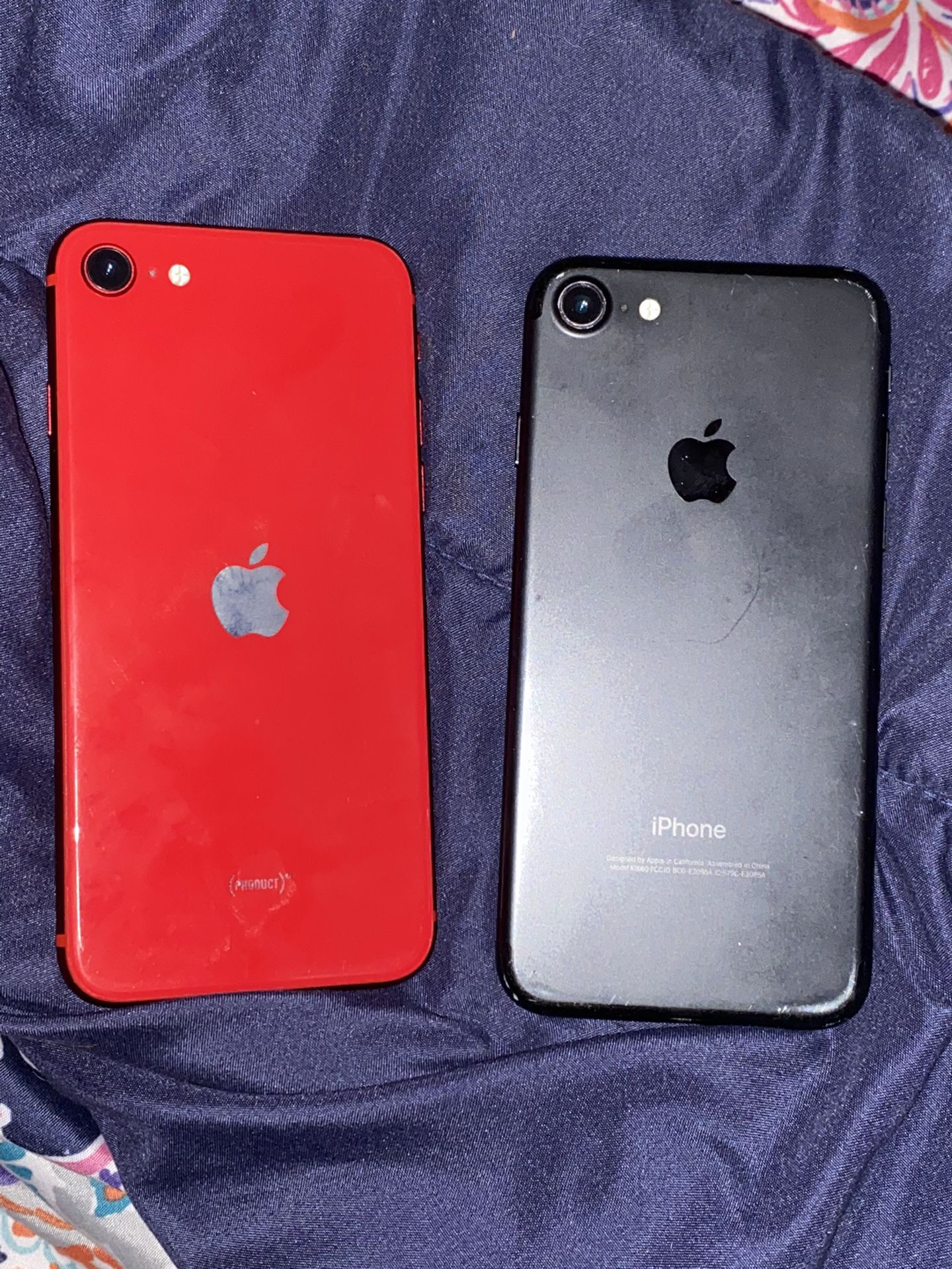 IPhone 7 matte Black & IPhone SE Red