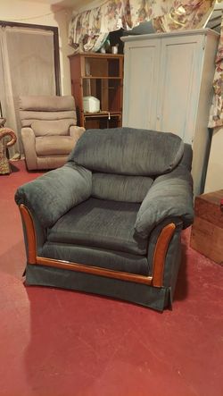 Mathis brothers couch very comfortable excellent condition