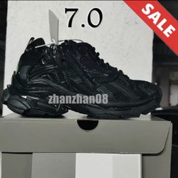 BALENCIAGAS RUNNERS BLACK