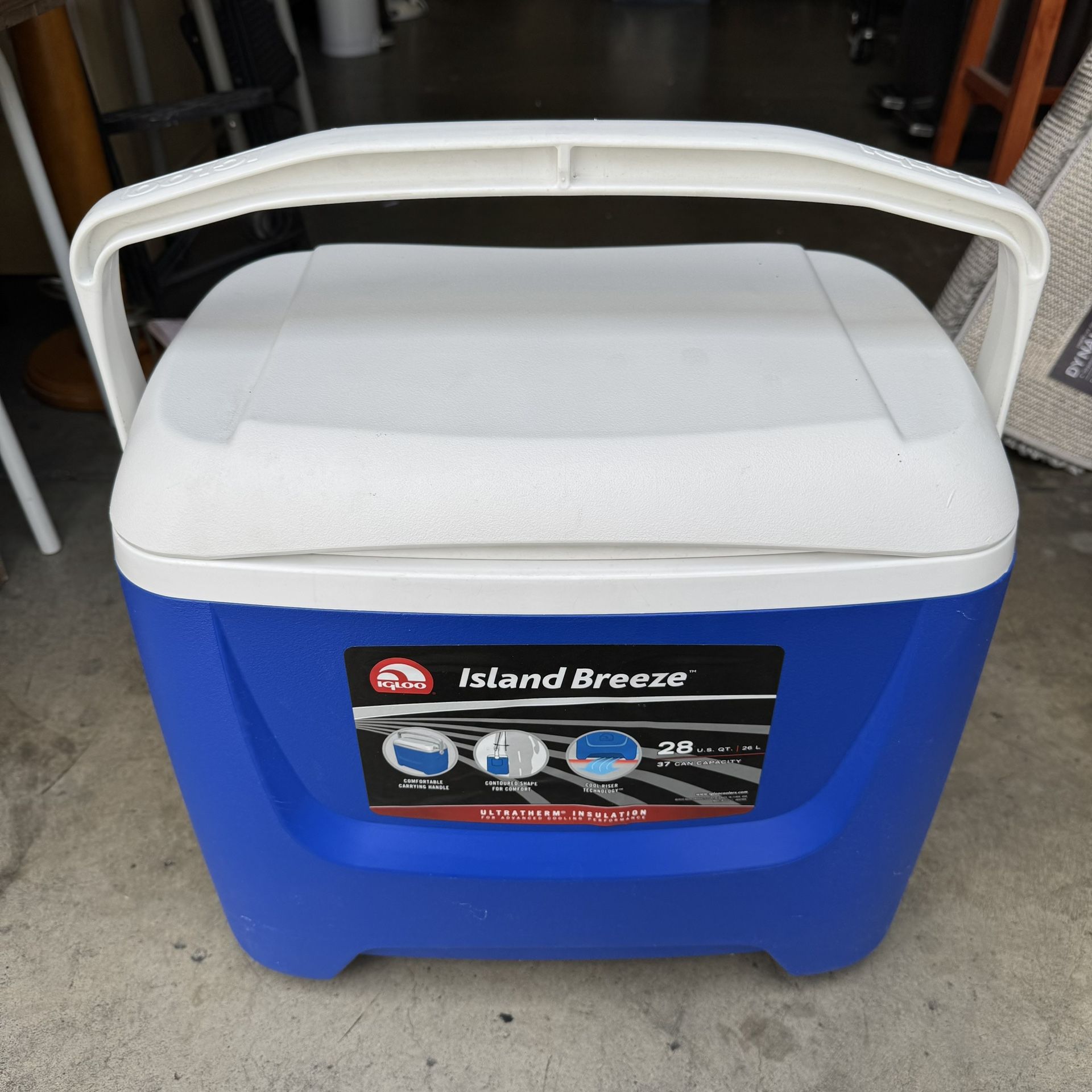 Igloo Island Breeze 28 Qt Hard Sided Cooler Very Good Condition