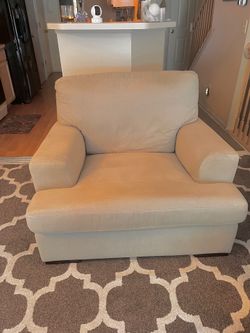 Oversized beige/taupe living room chair. In great condition. Only have had it for 6 months.