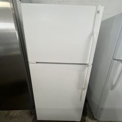 GE Top Bottom Refrigerator White