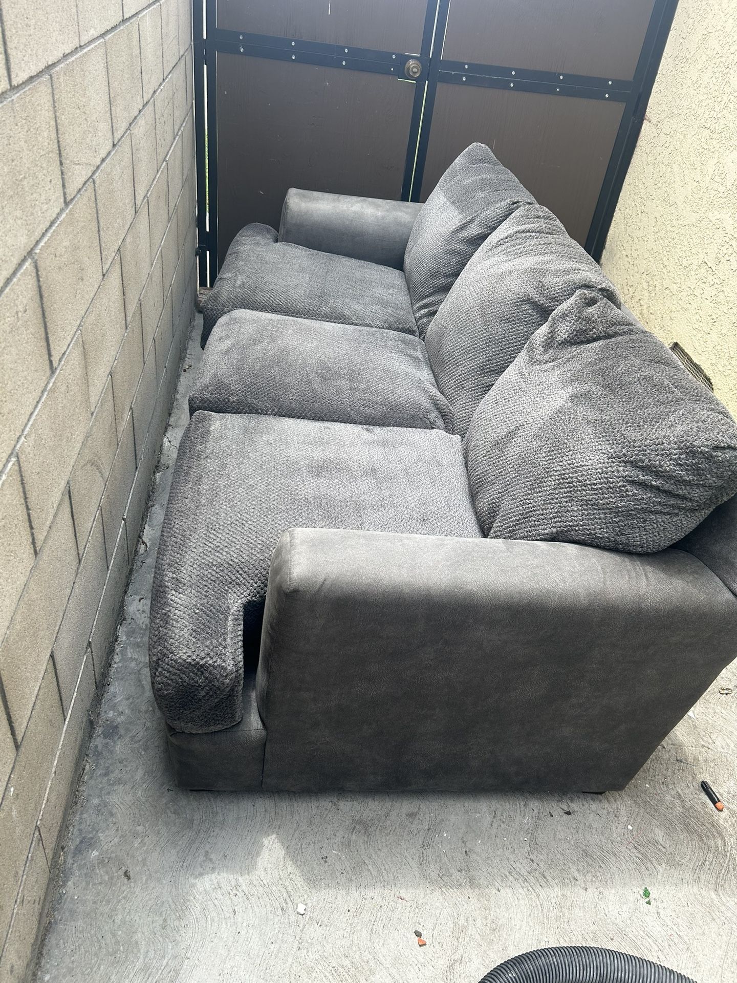 Beautiful, clean couch