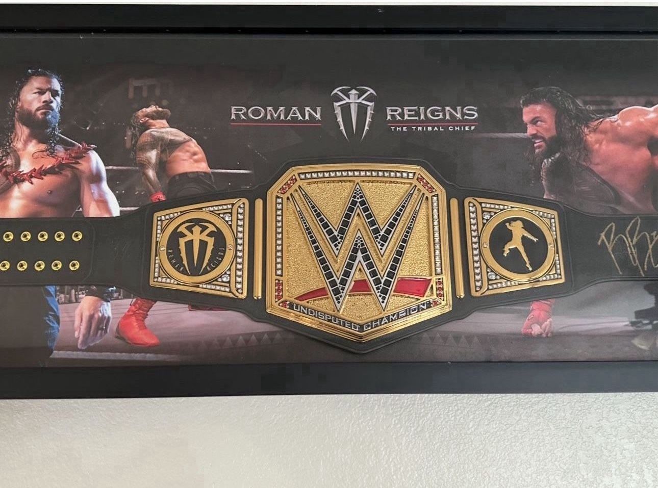 NEW WWE UNDISPUTED UNIVERSAL CHAMPIONSHIP BELT AUTOGRAPHED BY ROMAN REIGNS ADULT DISPLAY SHADOWBOX