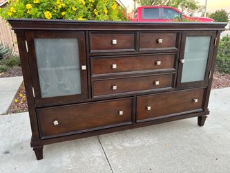 Solid Wood Dresser Chest of Drawers Furniture Great Condition