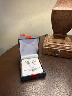 Cultured freshwater pearl necklace earring set 