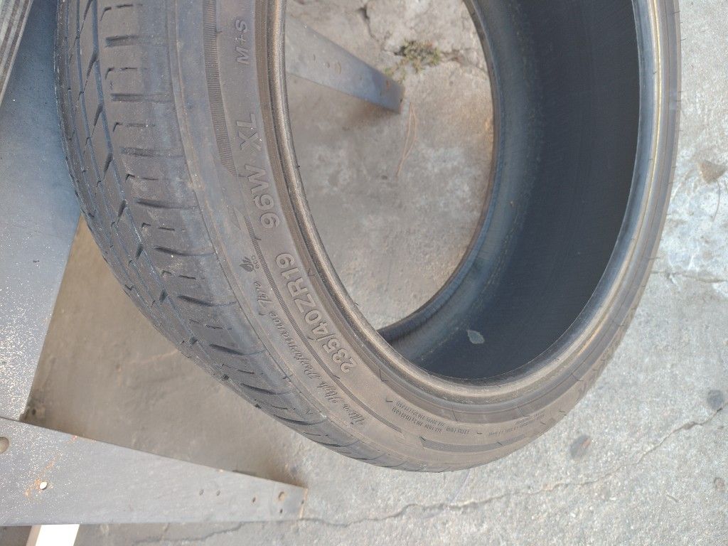 1 Tire 235/40 /19 70% Tread