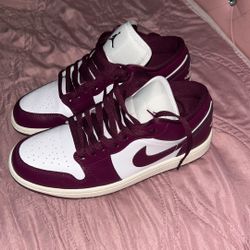  Air Jordan 1 Low, Color Bordeaux, Size 8 