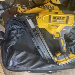 DEWALT DCN650D1 20V MAX XR 15-GA Brushless Cordless Angled Finish Nailer Kit