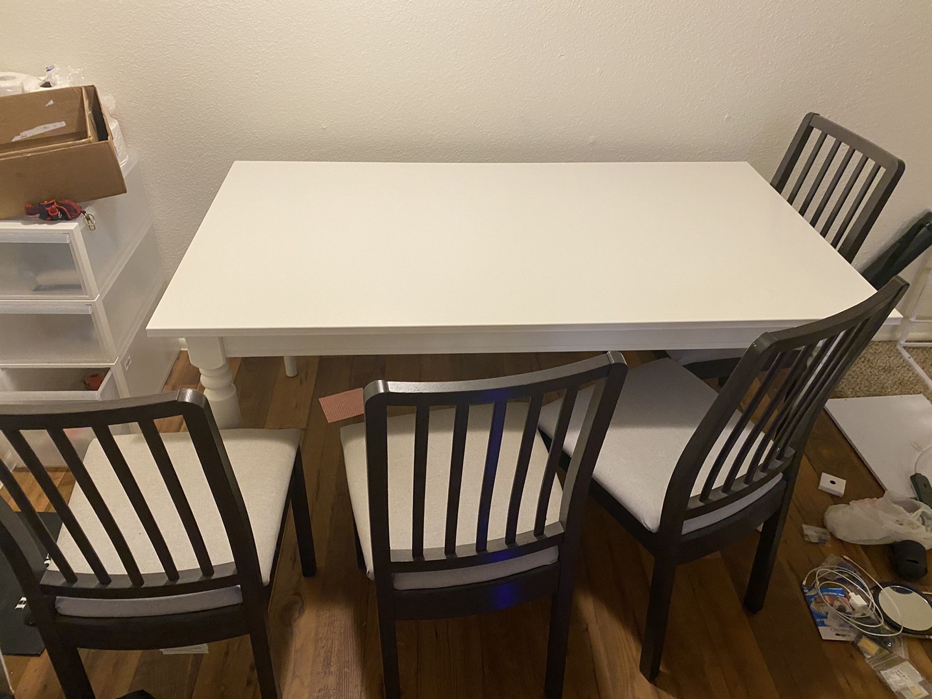 IKEA Dinning table with 4 chairs (extendable table)