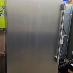 Frigidaire
Professional 19 cu. ft. Single Door Frost Free Upright Freezer in Smudge-Proof Stainless Steel, ENERGY STAR