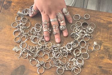 Lot of silver rings.