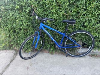 Diamondback Edgewood 21 Speed Hybrid Bike, 26 Inch Wheels, With Dual Front Shocks, Bottle Holder, Front & Rear Lights