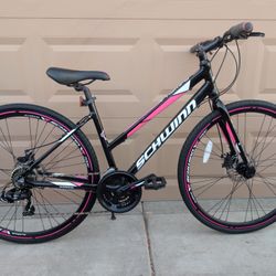 700c. SCHWINN KEMPO WOMENS ROAD BIKE. Aluminum 21 speeds Dual disc brakes. Freshly túne up like New i