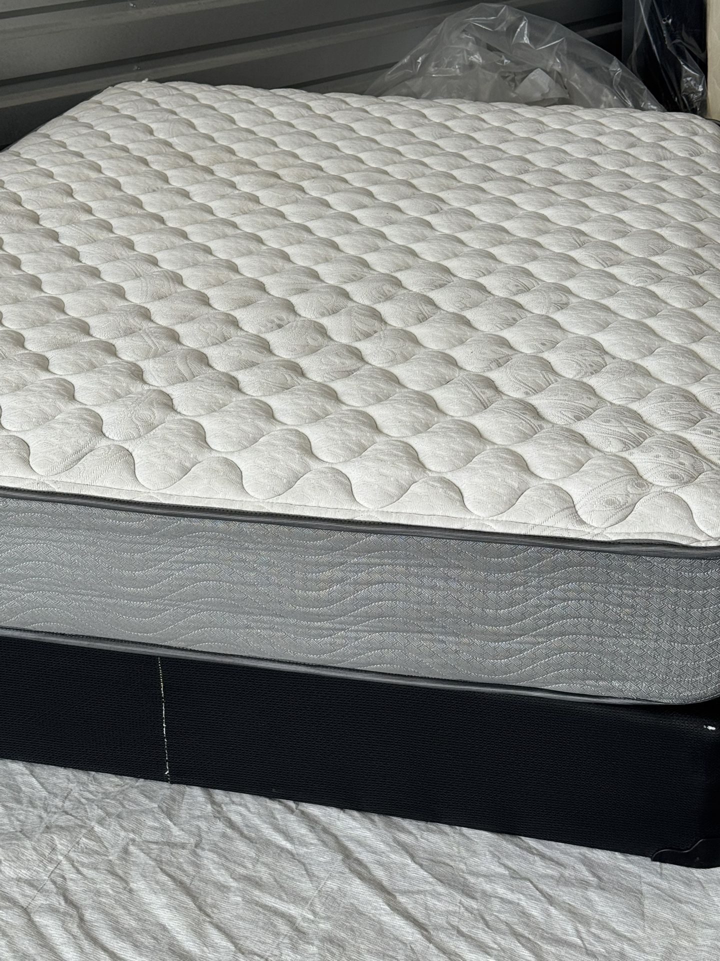 USED QUEEN SIZE MATTRESS WITH BOX SPRINGS DELIVERY 🚚 AVAILABLE