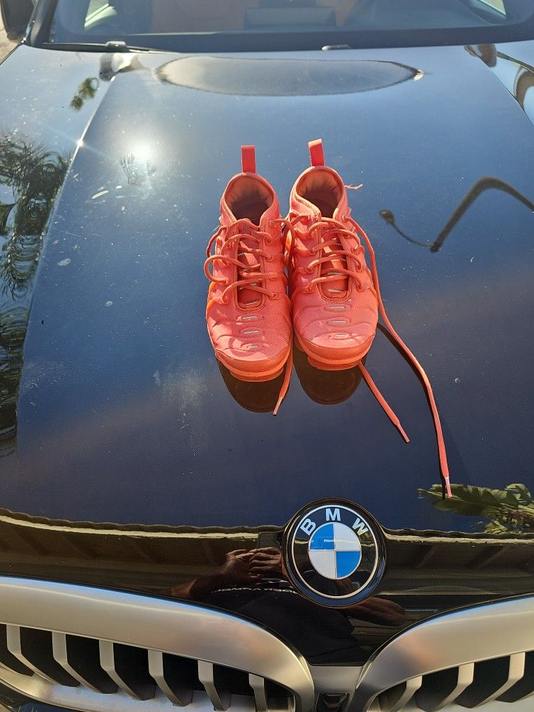 Women Size 8 Nike Tennis Shoes