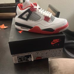 Jordan 4 Fire Red. Size 8