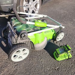 Greenworks 40 Volt Cordless Lawn Mower And Glutes Battery And Charger
