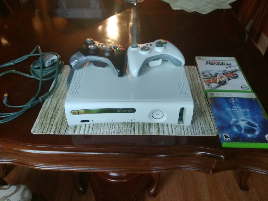 Xbox 360 with 2 controlers,AV cable and 2 games