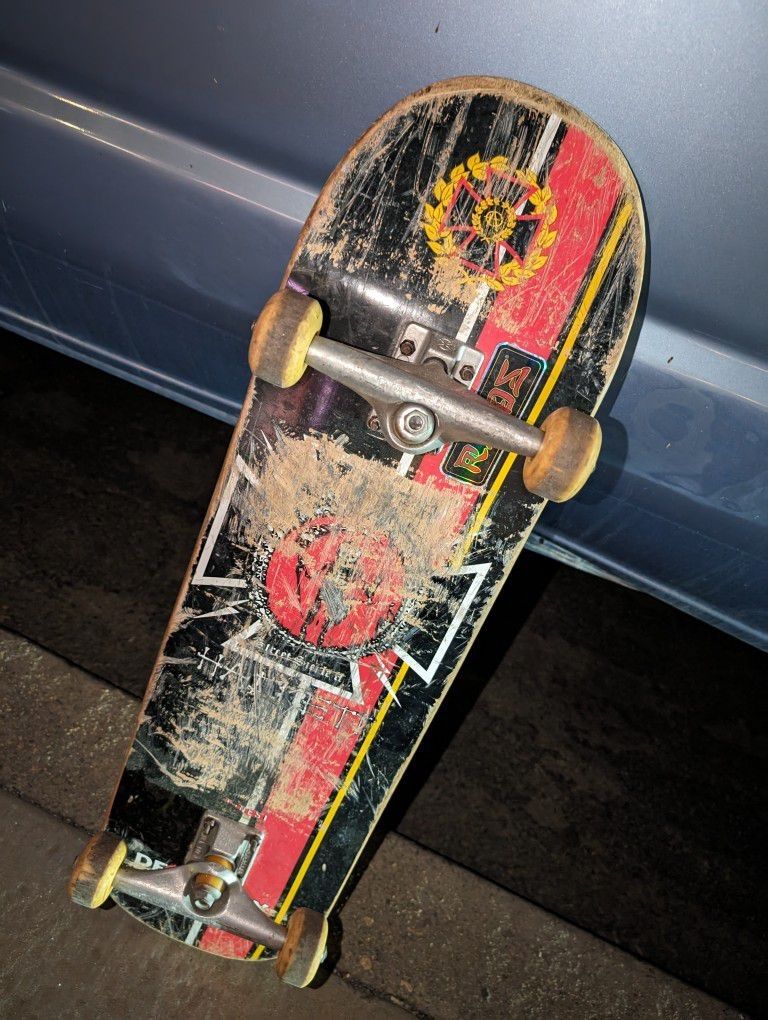 Dave Hackett Skateboard Street Sickle II 8.75 Independent Trucks Limited Edition Deathbox