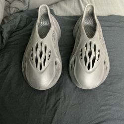 YEEZY Foam Runner ‘Carbon’