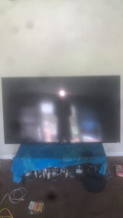 65 inch Roku tv for sell going for 400$