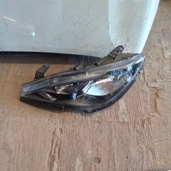 2017 - 2020 Chrysler Pacifica  Left Headlight