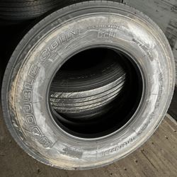 11R22.5 Tire