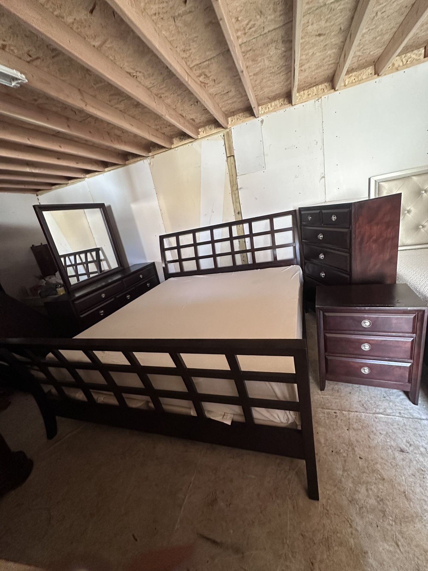 KING SIZE BEDROOM SET. JUEGO DE RECÁMARA TAMAÑO KING