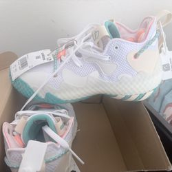 Brand New Size 7 Women Adidas Basketball/volleyball Shoes