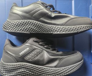 Fashion Womans black athletic shoes, size 9.5