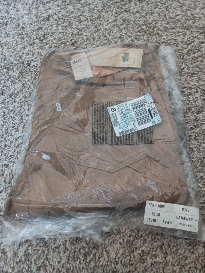 Levis Khakis. 541 36x36 New.
