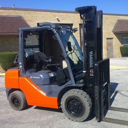 Toyota 6K LB Capacity Pneumatic Forklift 