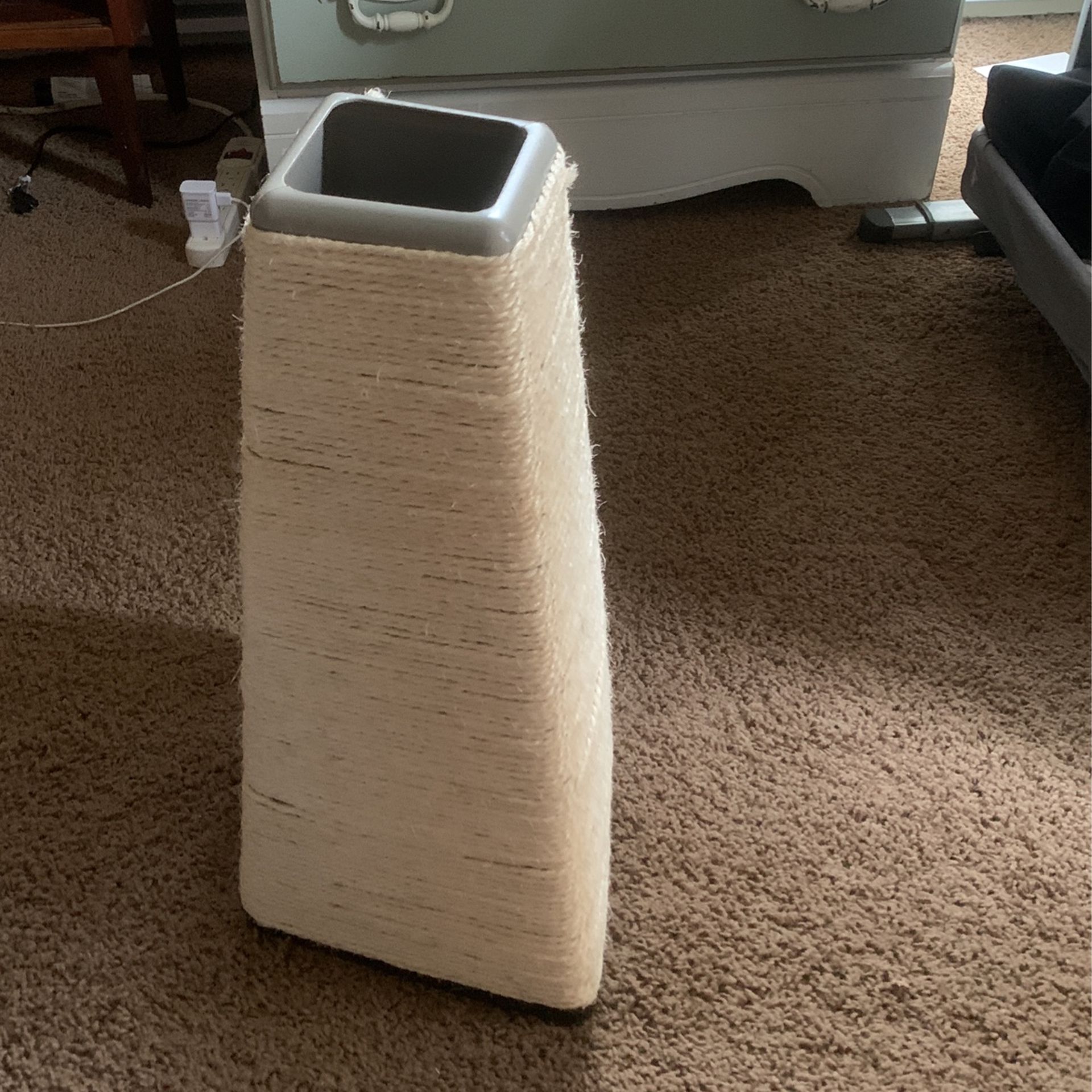 Cat Scratching Post $10 (pending!)