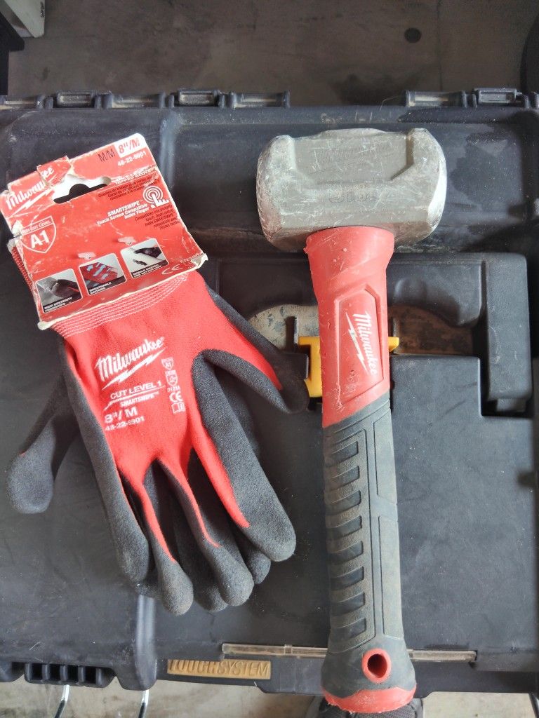 Milwaukee 3 Lbs Mini Sledge Hammer And Gloves