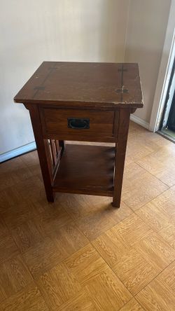End Table  With Drawer. 