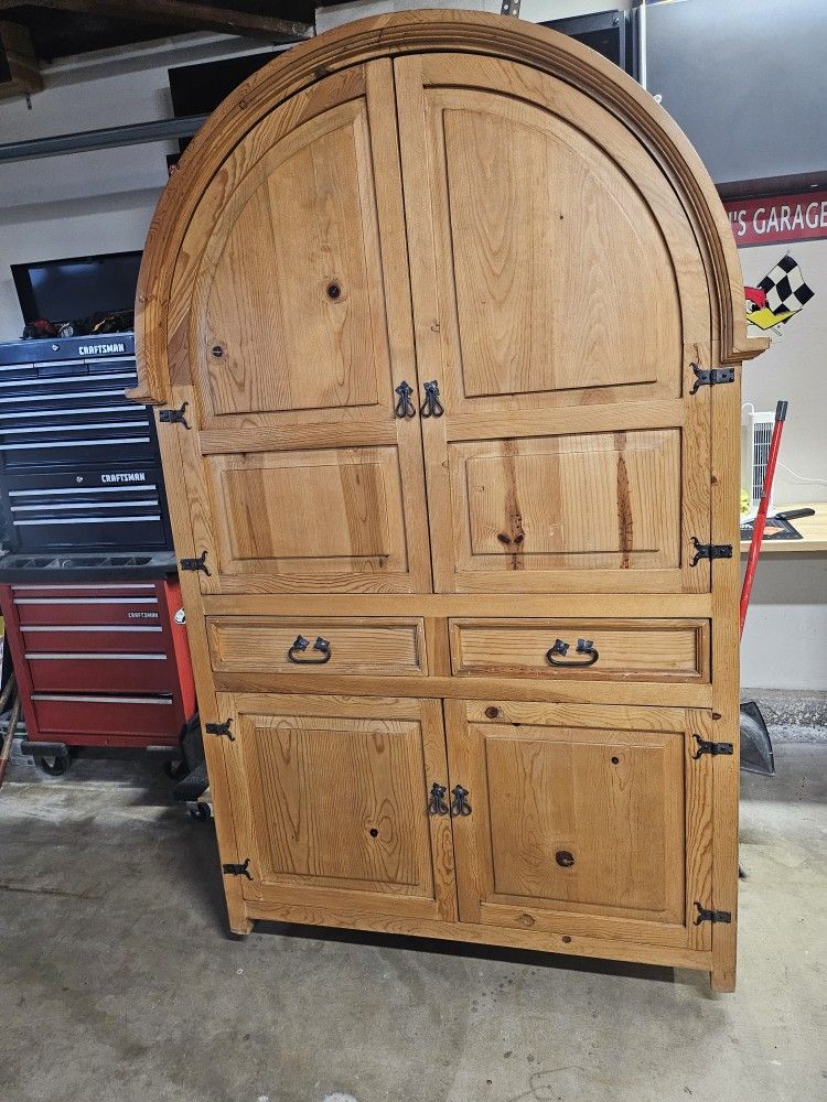 Armoire $150