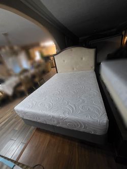 Queen size bed with mattress/ cama queen