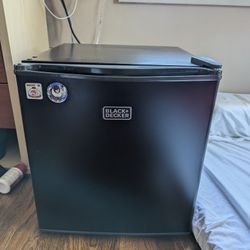 Mini Fridge - Black + Decker