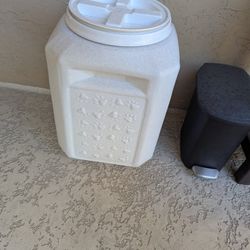 Vault Dog Food Container 