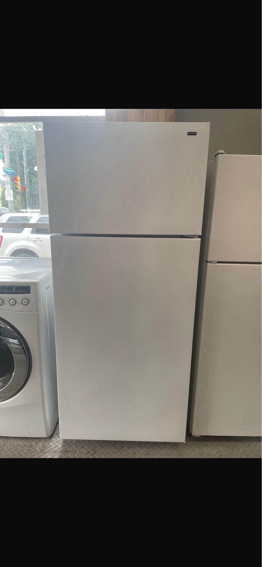 Hotpoint 28” Top Freezer-Bottom Refrigerator